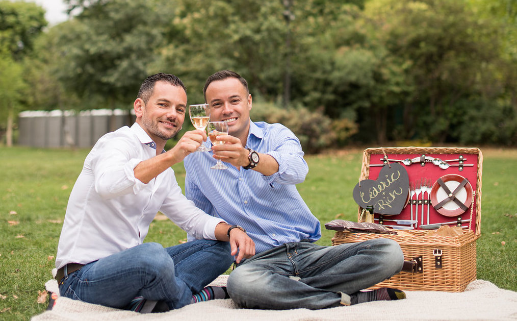 Cederic & Rich’s Engagement photos & picnic in Paris!